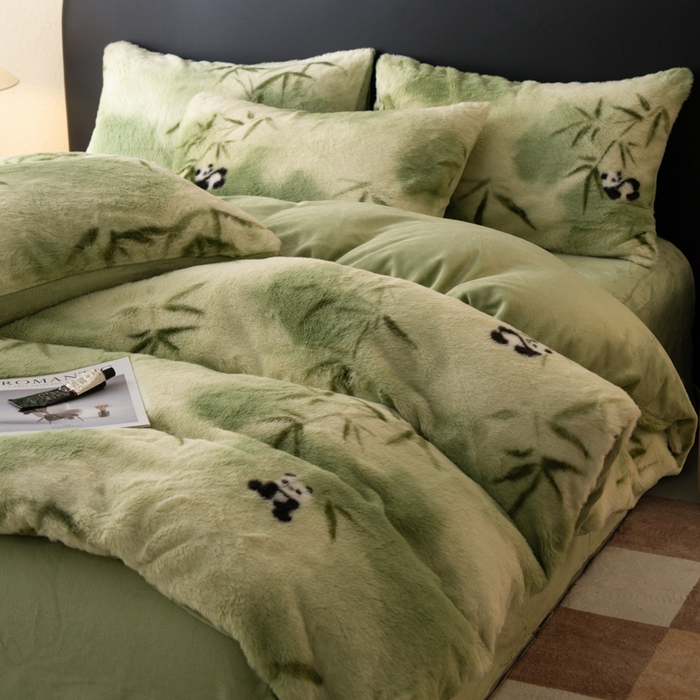 91家纺网 家纺一手货源 找家纺 梦纤绒 2025新款兔毛绒四件套 熊猫啃竹叶