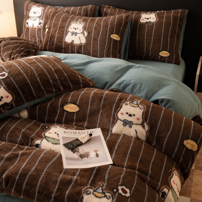 91家纺网 家纺一手货源 找家纺 梦纤绒 2025新款兔毛绒四件套 条纹小熊咖