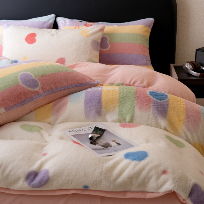 91家纺网 家纺一手货源 找家纺 梦纤绒 2025新款兔毛绒四件套 彩虹爱心