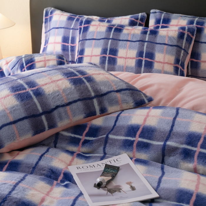 91家纺网 家纺一手货源 找家纺 梦纤绒 2025新款兔毛绒四件套 简约方格蓝