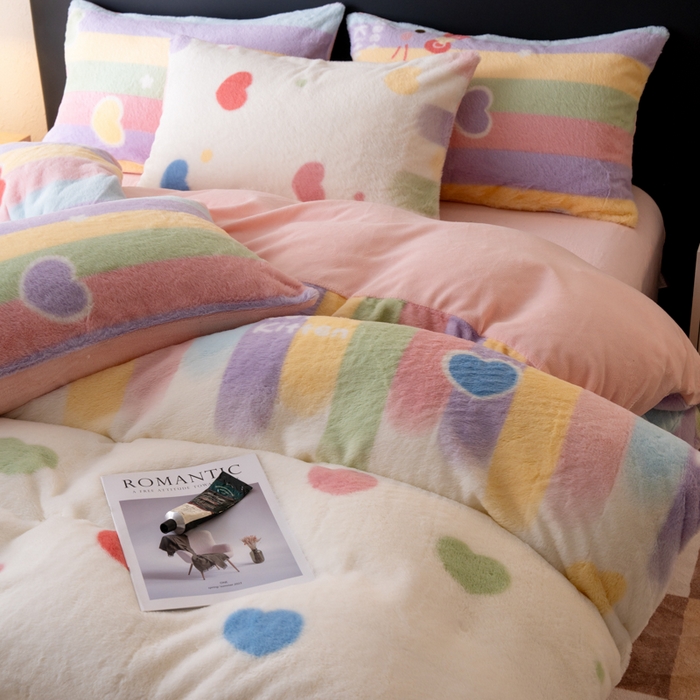 91家纺网 家纺一手货源 找家纺 梦纤绒 2025新款兔毛绒四件套 彩虹爱心