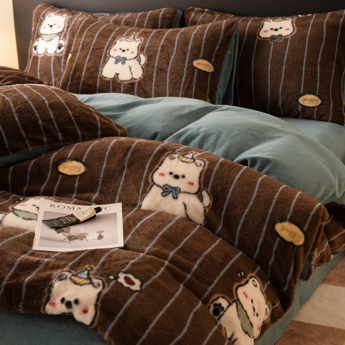 91家纺网 家纺一手货源 找家纺 梦纤绒 2025新款兔毛绒四件套 条纹小熊咖