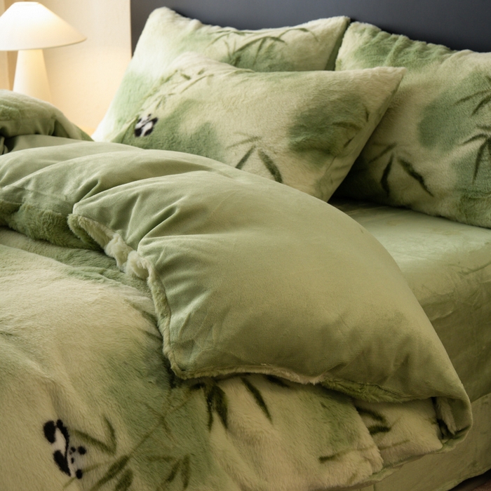 91家纺网 家纺一手货源 找家纺 梦纤绒 2025新款兔毛绒四件套 熊猫啃竹叶