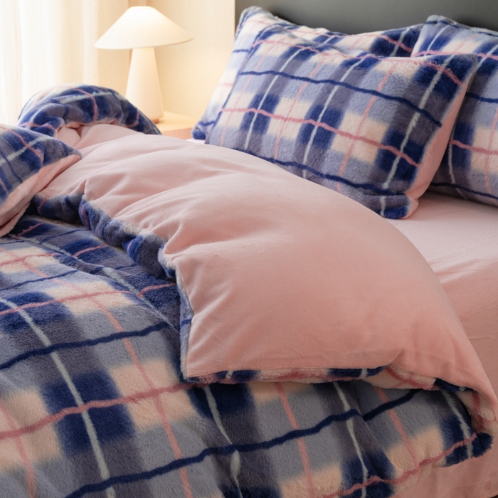 91家纺网 家纺一手货源 找家纺 梦纤绒 2025新款兔毛绒四件套 简约方格蓝