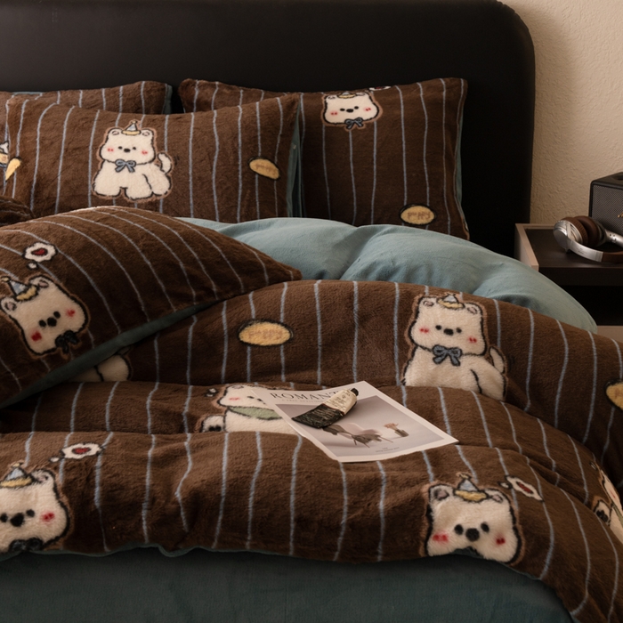 91家纺网 家纺一手货源 找家纺 梦纤绒 2025新款兔毛绒四件套 条纹小熊咖