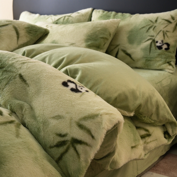 91家纺网 家纺一手货源 找家纺 梦纤绒 2025新款兔毛绒四件套 熊猫啃竹叶