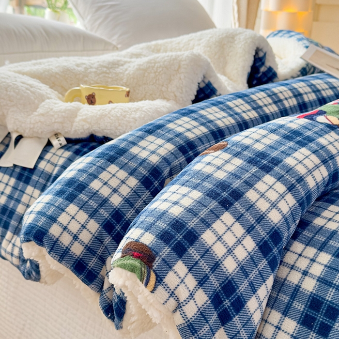 91家纺网 家纺一手货源 找家纺 （总）爱彼家纺 2025新款奶油风羊羔绒+牛奶绒可爱卡通被子被芯秋被冬被被子被芯-直播热门款