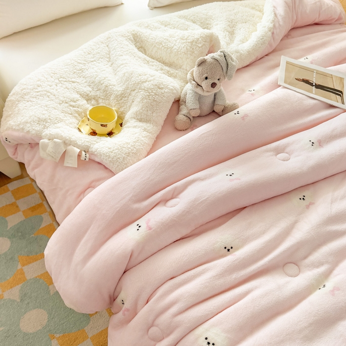 91家纺网 家纺一手货源 找家纺 爱彼家纺 2025新款奶油风羊羔绒+牛奶绒可爱卡通被子被芯秋被冬被被子被芯-直播热门款 粉红甜点小狗