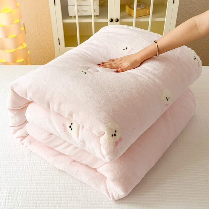 91家纺网 家纺一手货源 找家纺 爱彼家纺 2025新款奶油风羊羔绒+牛奶绒可爱卡通被子被芯秋被冬被被子被芯-直播热门款 粉红甜点小狗