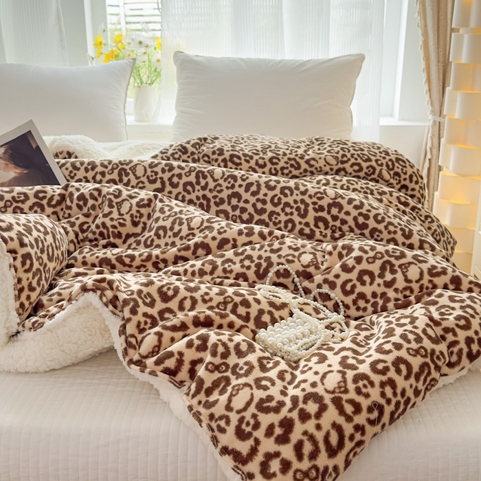 91家纺网 家纺一手货源 找家纺 爱彼家纺 2025新款奶油风羊羔绒+牛奶绒可爱卡通被子被芯秋被冬被被子被芯-直播热门款 豹纹猫咪咖