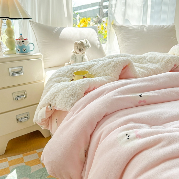 91家纺网 家纺一手货源 找家纺 爱彼家纺 2025新款奶油风羊羔绒+牛奶绒可爱卡通被子被芯秋被冬被被子被芯-直播热门款 粉红甜点小狗