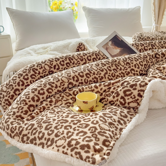 91家纺网 家纺一手货源 找家纺 爱彼家纺 2025新款奶油风羊羔绒+牛奶绒可爱卡通被子被芯秋被冬被被子被芯-直播热门款 豹纹猫咪咖