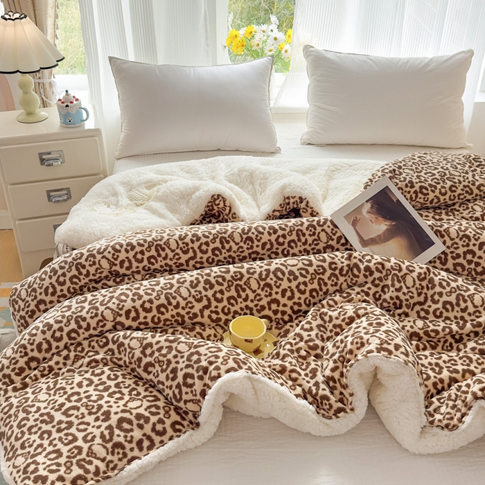 91家纺网 家纺一手货源 找家纺 爱彼家纺 2025新款奶油风羊羔绒+牛奶绒可爱卡通被子被芯秋被冬被被子被芯-直播热门款 豹纹猫咪咖