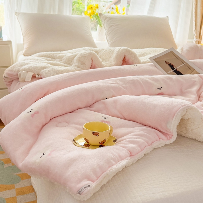 91家纺网 家纺一手货源 找家纺 爱彼家纺 2025新款奶油风羊羔绒+牛奶绒可爱卡通被子被芯秋被冬被被子被芯-直播热门款 粉红甜点小狗