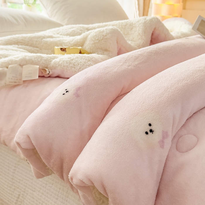 91家纺网 家纺一手货源 找家纺 爱彼家纺 2025新款奶油风羊羔绒+牛奶绒可爱卡通被子被芯秋被冬被被子被芯-直播热门款 粉红甜点小狗