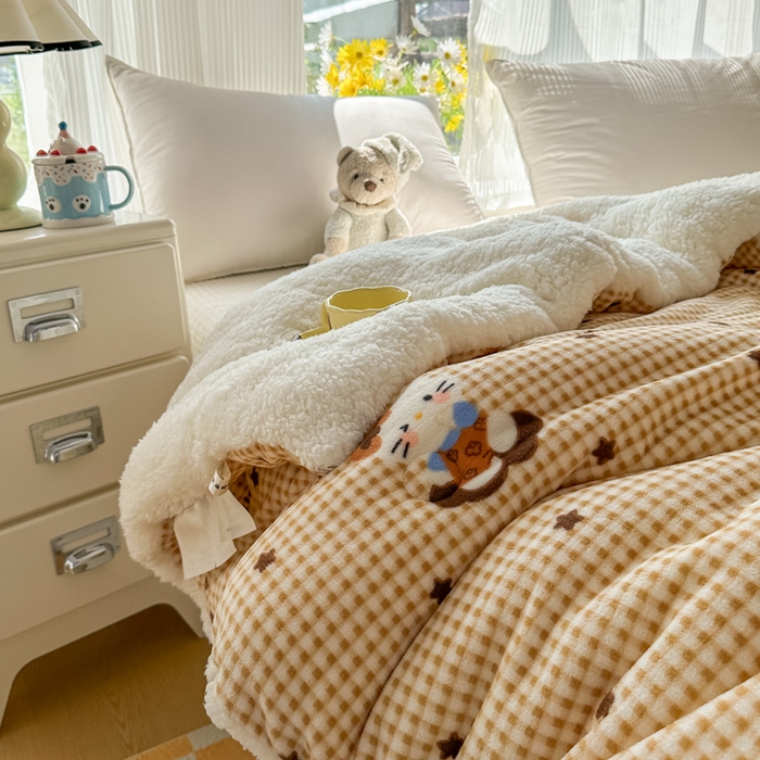 91家纺网 家纺一手货源 找家纺 爱彼家纺 2025新款奶油风羊羔绒+牛奶绒可爱卡通被子被芯秋被冬被被子被芯-直播热门款 奶咖小猫