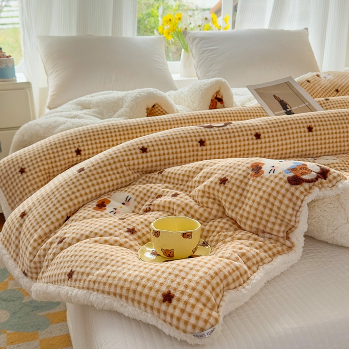 91家纺网 家纺一手货源 找家纺 爱彼家纺 2025新款奶油风羊羔绒+牛奶绒可爱卡通被子被芯秋被冬被被子被芯-直播热门款 奶咖小猫