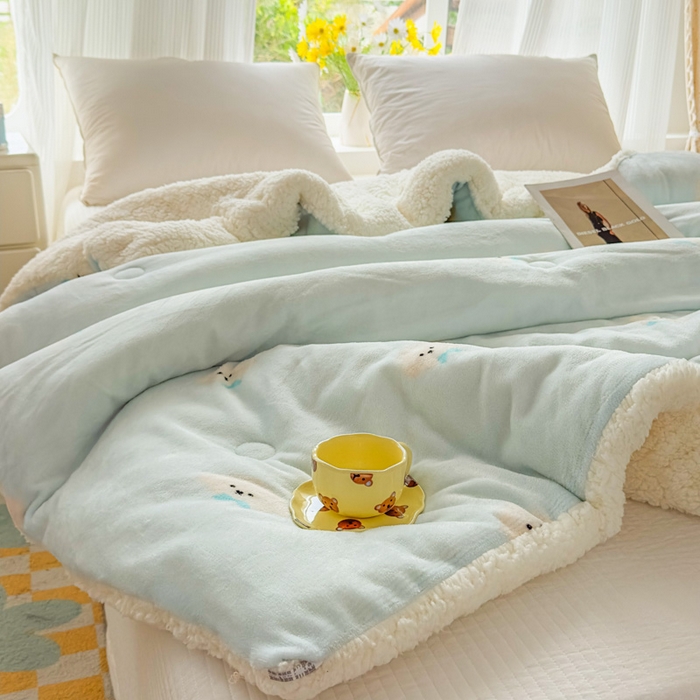 91家纺网 家纺一手货源 找家纺 爱彼家纺 2025新款奶油风羊羔绒+牛奶绒可爱卡通被子被芯秋被冬被被子被芯-直播热门款 浅蓝甜点小狗