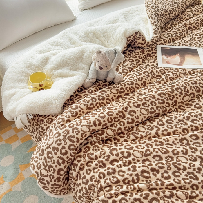 91家纺网 家纺一手货源 找家纺 爱彼家纺 2025新款奶油风羊羔绒+牛奶绒可爱卡通被子被芯秋被冬被被子被芯-直播热门款 豹纹猫咪咖