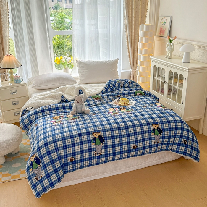 91家纺网 家纺一手货源 找家纺 爱彼家纺 2025新款奶油风羊羔绒+牛奶绒可爱卡通被子被芯秋被冬被被子被芯-直播热门款 蓝格英伦熊