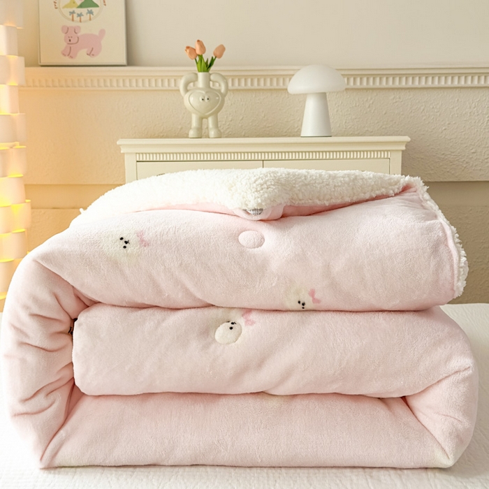 91家纺网 家纺一手货源 找家纺 爱彼家纺 2025新款奶油风羊羔绒+牛奶绒可爱卡通被子被芯秋被冬被被子被芯-直播热门款 粉红甜点小狗