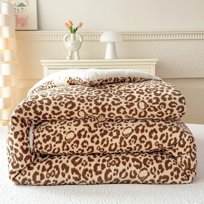 91家纺网 家纺一手货源 找家纺 爱彼家纺 2025新款奶油风羊羔绒+牛奶绒可爱卡通被子被芯秋被冬被被子被芯-直播热门款 豹纹猫咪咖