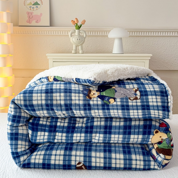 91家纺网 家纺一手货源 找家纺 爱彼家纺 2025新款奶油风羊羔绒+牛奶绒可爱卡通被子被芯秋被冬被被子被芯-直播热门款 蓝格英伦熊