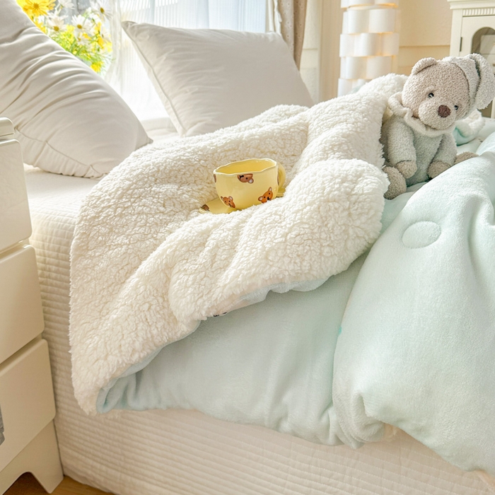 91家纺网 家纺一手货源 找家纺 爱彼家纺 2025新款奶油风羊羔绒+牛奶绒可爱卡通被子被芯秋被冬被被子被芯-直播热门款 浅蓝甜点小狗