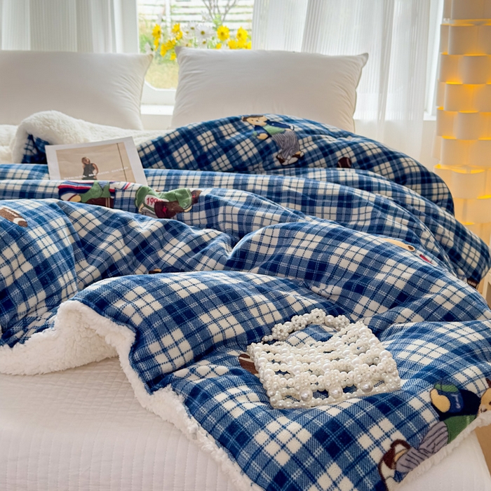 91家纺网 家纺一手货源 找家纺 爱彼家纺 2025新款奶油风羊羔绒+牛奶绒可爱卡通被子被芯秋被冬被被子被芯-直播热门款 蓝格英伦熊