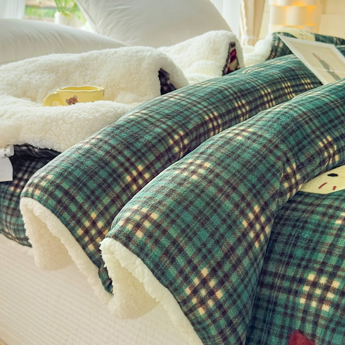 91家纺网 家纺一手货源 找家纺 爱彼家纺 2025新款奶油风羊羔绒+牛奶绒可爱卡通被子被芯秋被冬被被子被芯-直播热门款 绅士绿kt