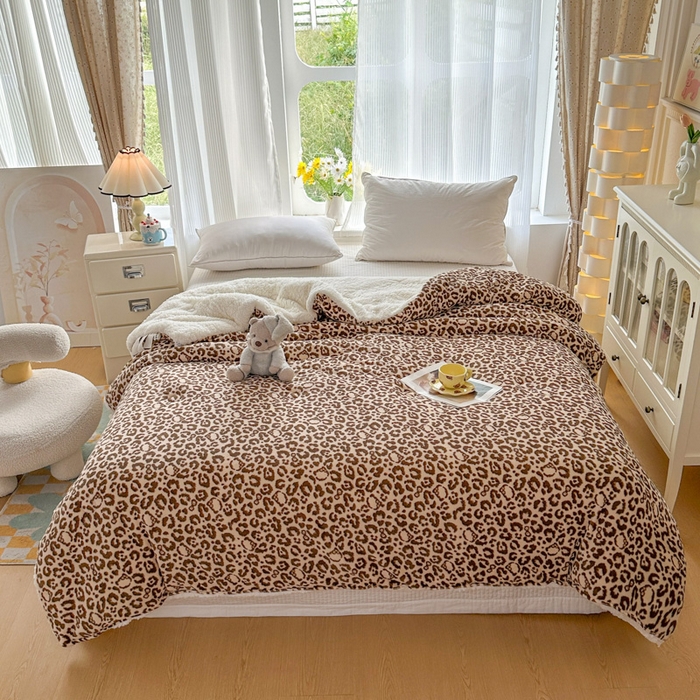 91家纺网 家纺一手货源 找家纺 爱彼家纺 2025新款奶油风羊羔绒+牛奶绒可爱卡通被子被芯秋被冬被被子被芯-直播热门款 豹纹猫咪咖