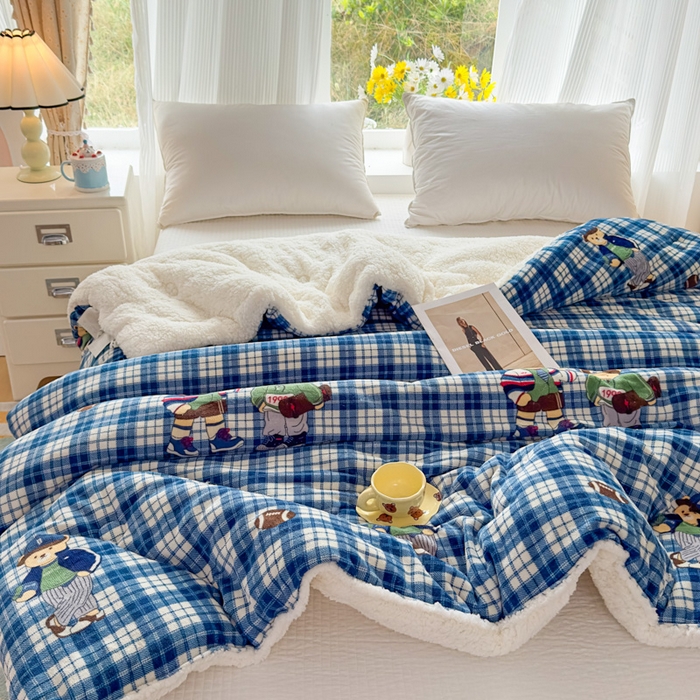 91家纺网 家纺一手货源 找家纺 爱彼家纺 2025新款奶油风羊羔绒+牛奶绒可爱卡通被子被芯秋被冬被被子被芯-直播热门款 蓝格英伦熊