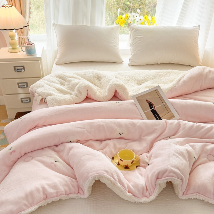 91家纺网 家纺一手货源 找家纺 爱彼家纺 2025新款奶油风羊羔绒+牛奶绒可爱卡通被子被芯秋被冬被被子被芯-直播热门款 粉红甜点小狗