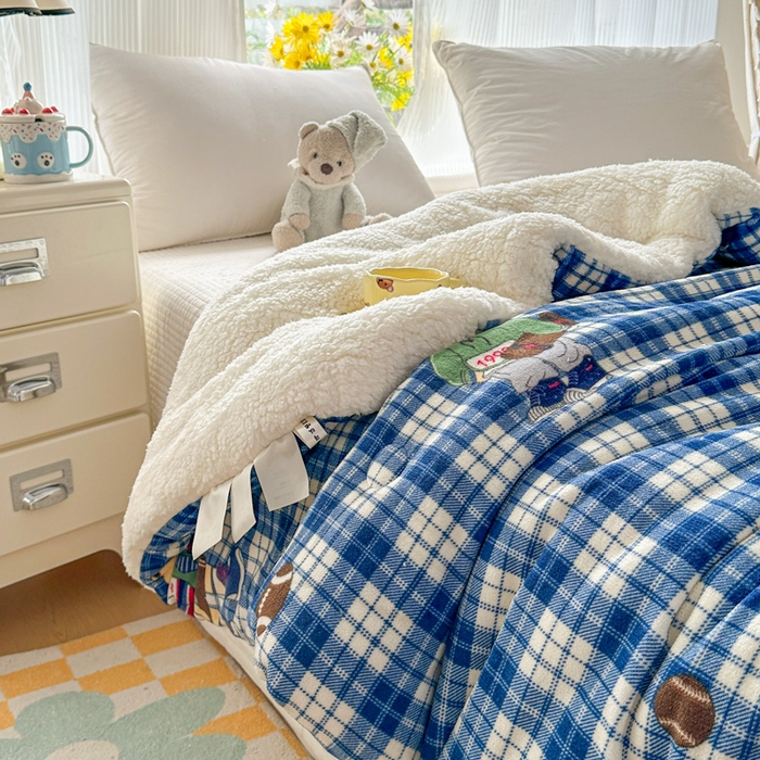 91家纺网 家纺一手货源 找家纺 爱彼家纺 2025新款奶油风羊羔绒+牛奶绒可爱卡通被子被芯秋被冬被被子被芯-直播热门款 蓝格英伦熊