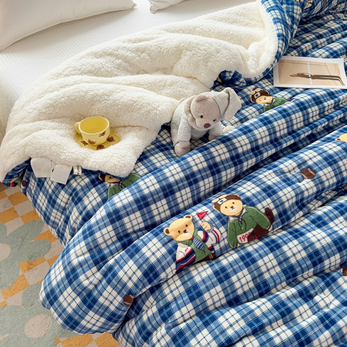 91家纺网 家纺一手货源 找家纺 爱彼家纺 2025新款奶油风羊羔绒+牛奶绒可爱卡通被子被芯秋被冬被被子被芯-直播热门款 蓝格英伦熊