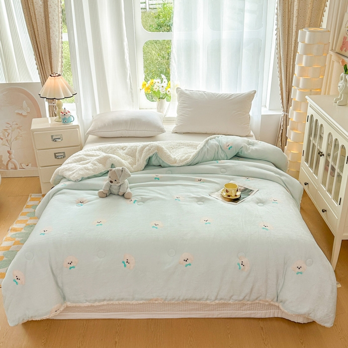 91家纺网 家纺一手货源 找家纺 爱彼家纺 2025新款奶油风羊羔绒+牛奶绒可爱卡通被子被芯秋被冬被被子被芯-直播热门款 浅蓝甜点小狗