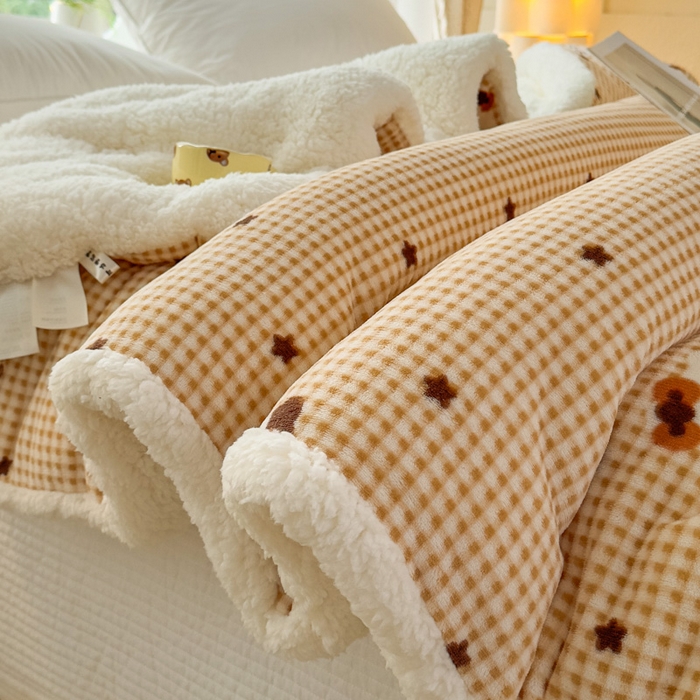 91家纺网 家纺一手货源 找家纺 爱彼家纺 2025新款奶油风羊羔绒+牛奶绒可爱卡通被子被芯秋被冬被被子被芯-直播热门款 奶咖小猫