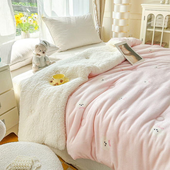 91家纺网 家纺一手货源 找家纺 爱彼家纺 2025新款奶油风羊羔绒+牛奶绒可爱卡通被子被芯秋被冬被被子被芯-直播热门款 粉红甜点小狗