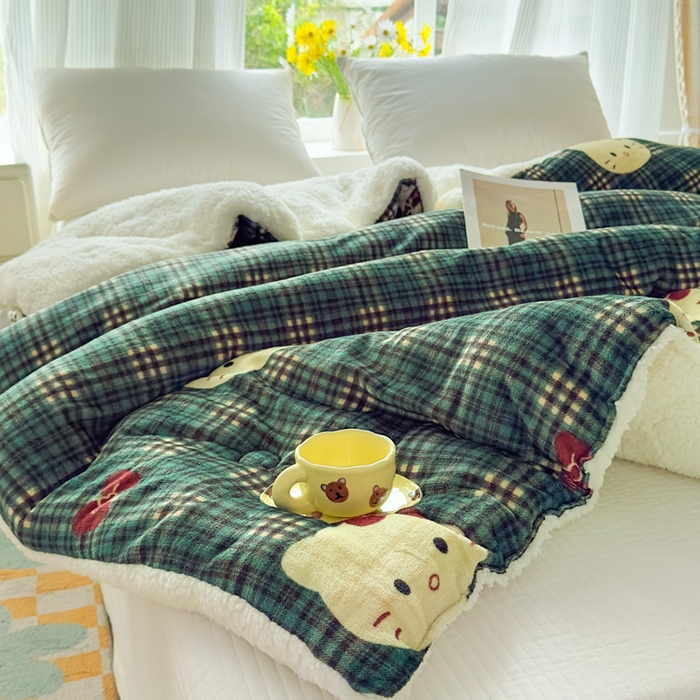 91家纺网 家纺一手货源 找家纺 爱彼家纺 2025新款奶油风羊羔绒+牛奶绒可爱卡通被子被芯秋被冬被被子被芯-直播热门款 绅士绿kt