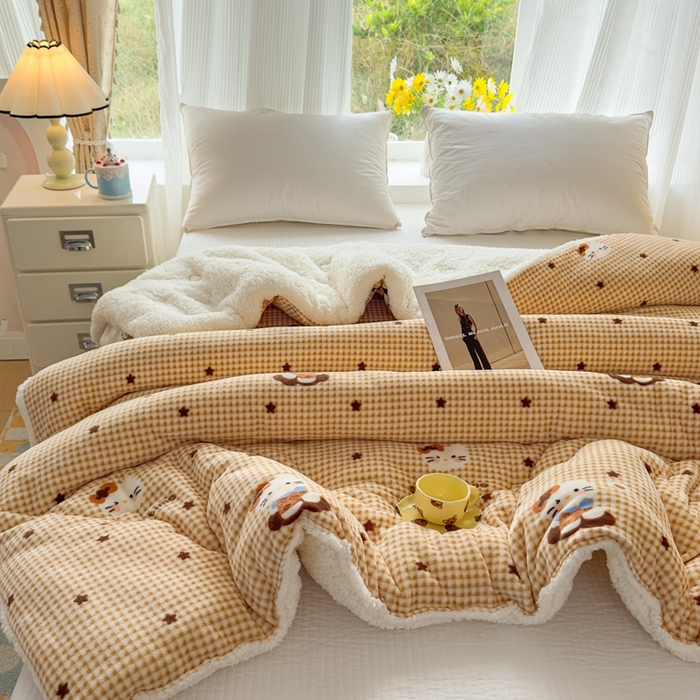 91家纺网 家纺一手货源 找家纺 爱彼家纺 2025新款奶油风羊羔绒+牛奶绒可爱卡通被子被芯秋被冬被被子被芯-直播热门款 奶咖小猫