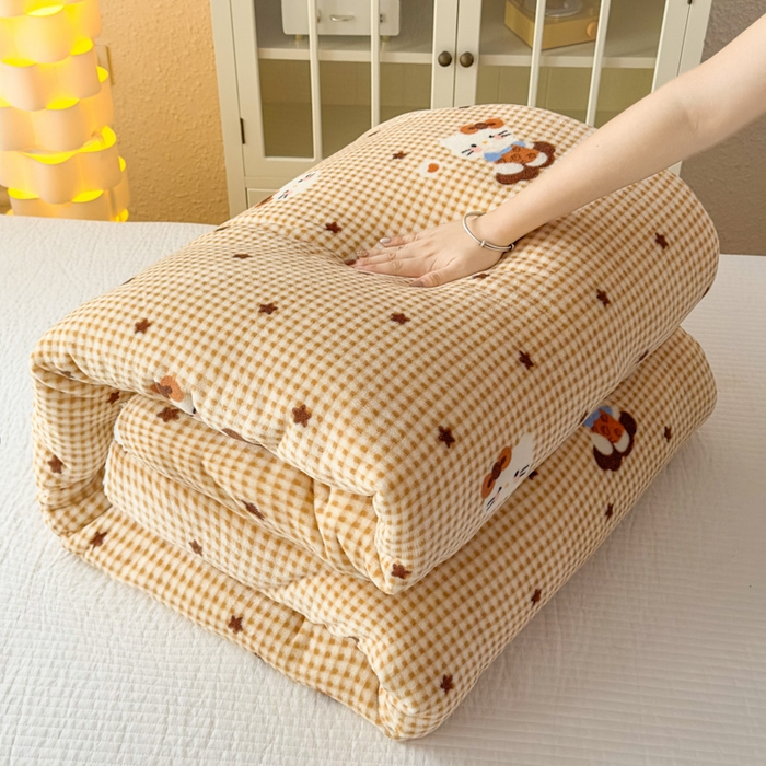 91家纺网 家纺一手货源 找家纺 爱彼家纺 2025新款奶油风羊羔绒+牛奶绒可爱卡通被子被芯秋被冬被被子被芯-直播热门款 奶咖小猫