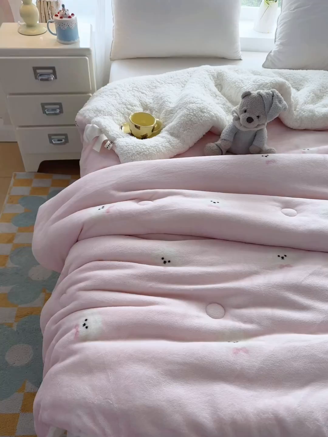 91家纺网 家纺一手货源 找家纺 爱彼家纺 2025新款奶油风羊羔绒+牛奶绒可爱卡通被子被芯秋被冬被被子被芯-直播热门款 粉红甜点小狗