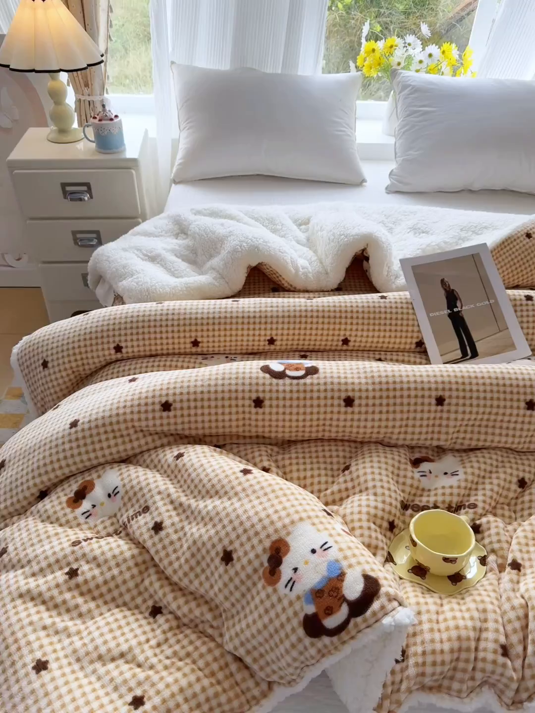 91家纺网 家纺一手货源 找家纺 爱彼家纺 2025新款奶油风羊羔绒+牛奶绒可爱卡通被子被芯秋被冬被被子被芯-直播热门款 奶咖小猫