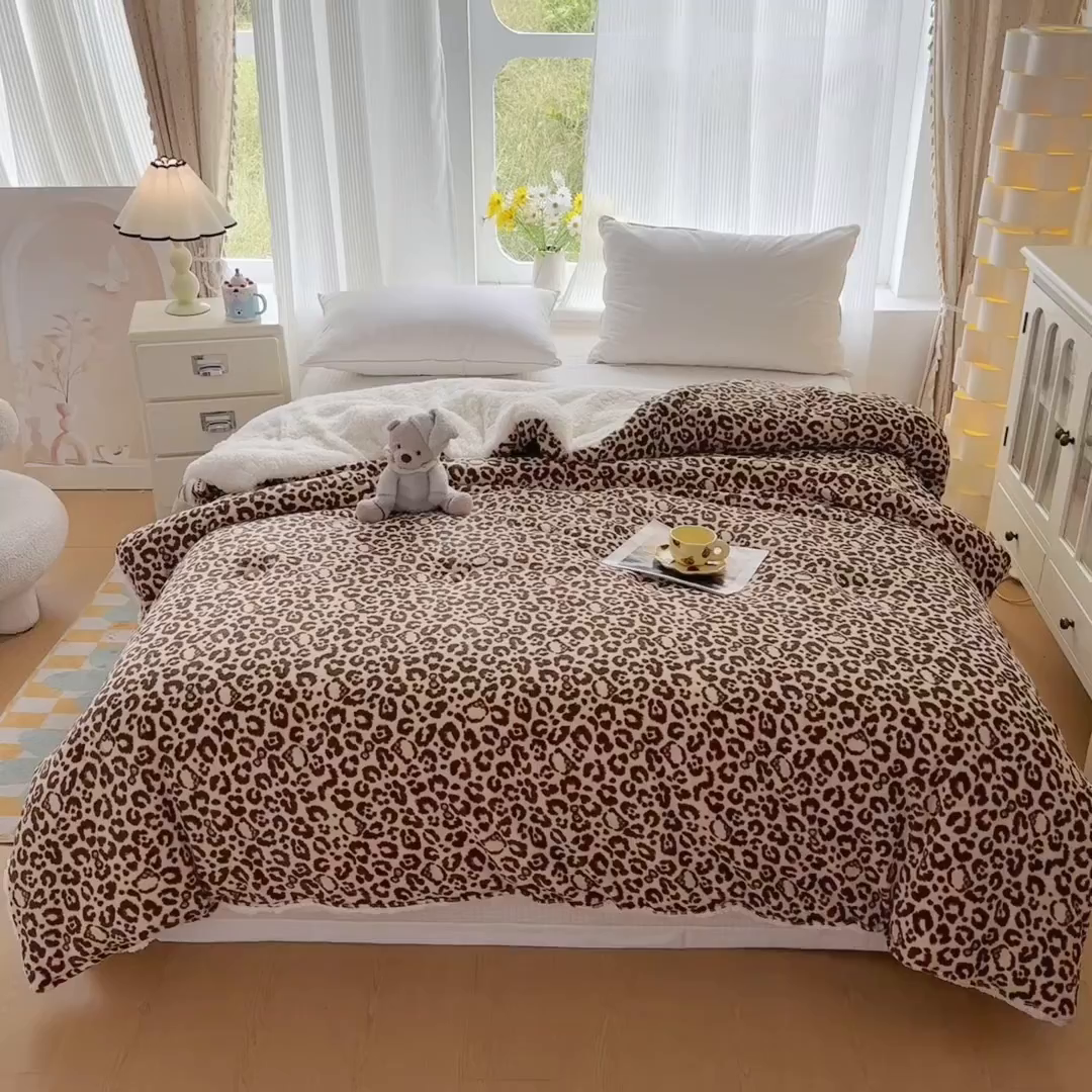 91家纺网 家纺一手货源 找家纺 爱彼家纺 2025新款奶油风羊羔绒+牛奶绒可爱卡通被子被芯秋被冬被被子被芯-直播热门款 豹纹猫咪咖