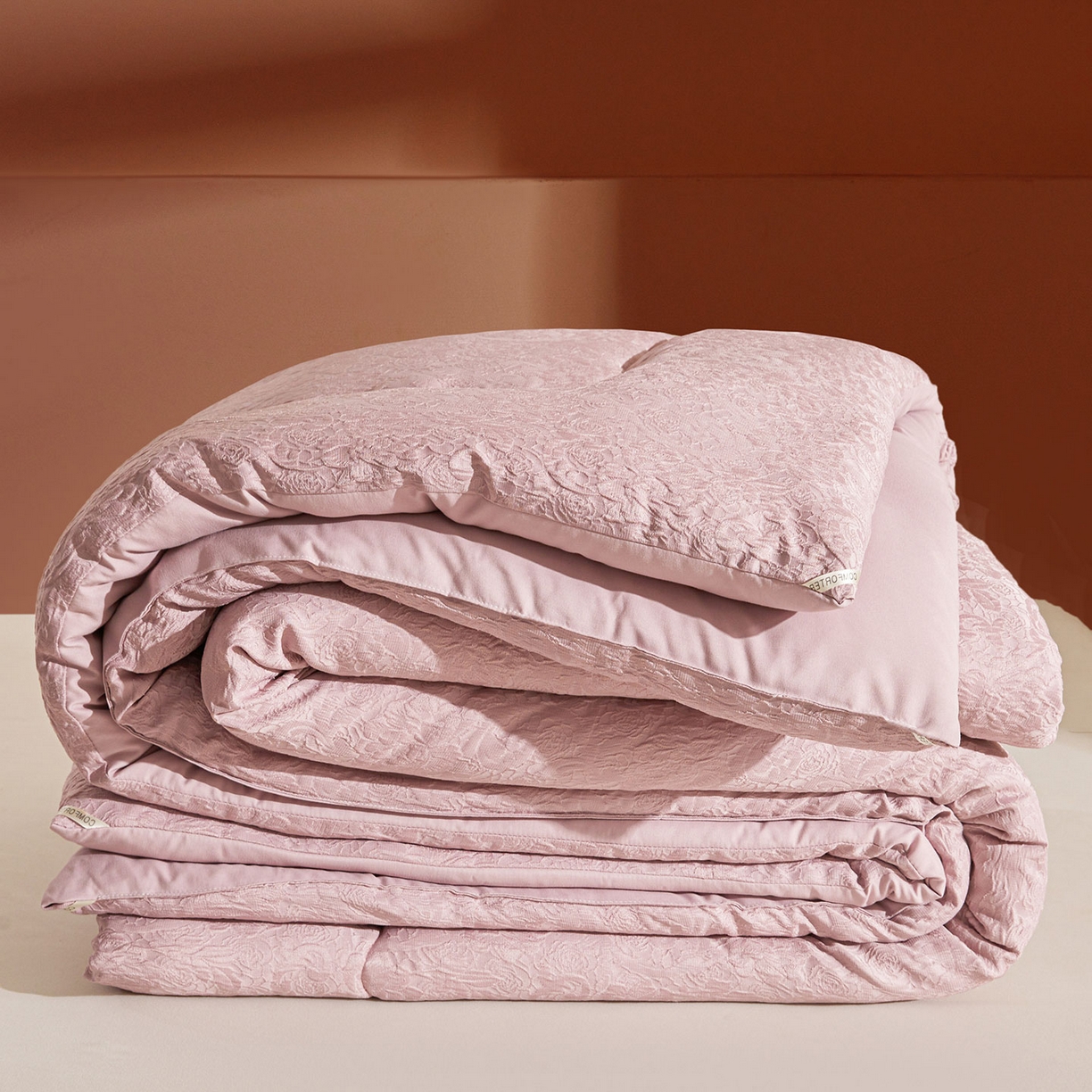 91家纺网 家纺一手货源 找家纺 （总）欢乐季 2025新款贡缎浮雕提花棉花被 被子被芯