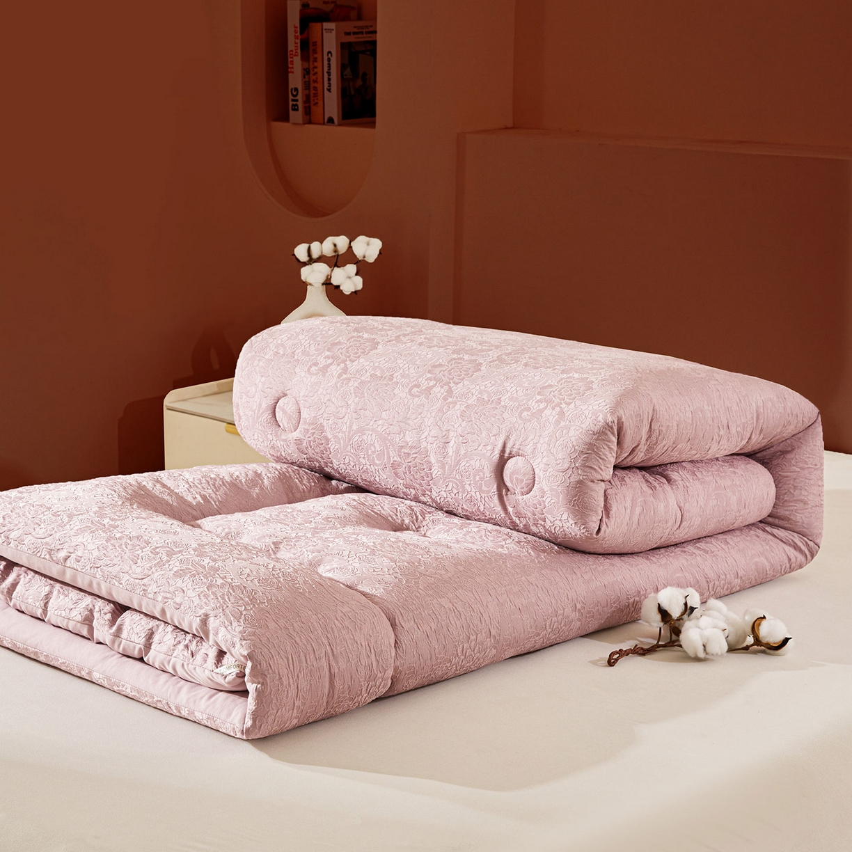 91家纺网 家纺一手货源 找家纺 欢乐季 2025新款贡缎浮雕提花棉花被 被子被芯 豆沙色