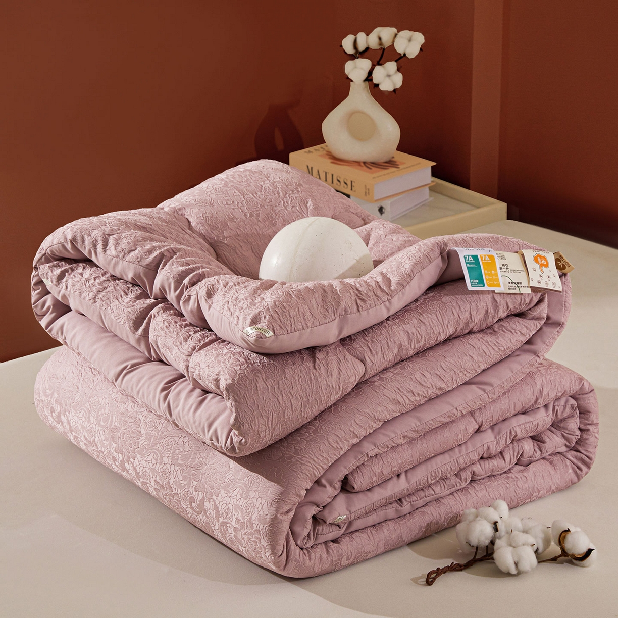 91家纺网 家纺一手货源 找家纺 欢乐季 2025新款贡缎浮雕提花棉花被 被子被芯 豆沙色