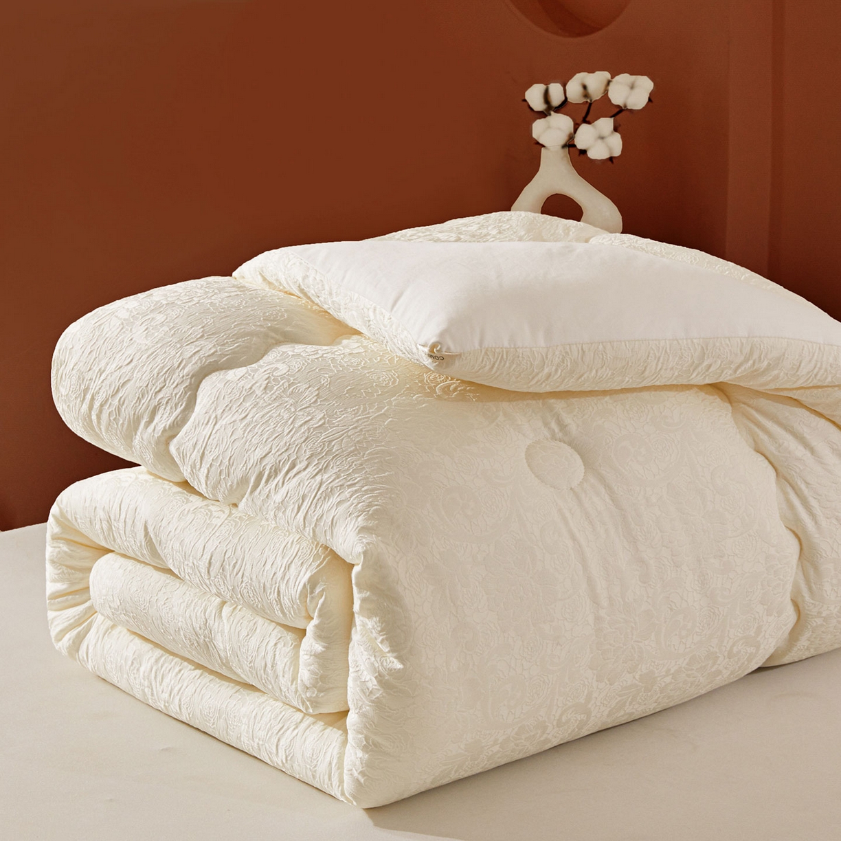 91家纺网 家纺一手货源 找家纺 欢乐季 2025新款贡缎浮雕提花棉花被 被子被芯 奶油白