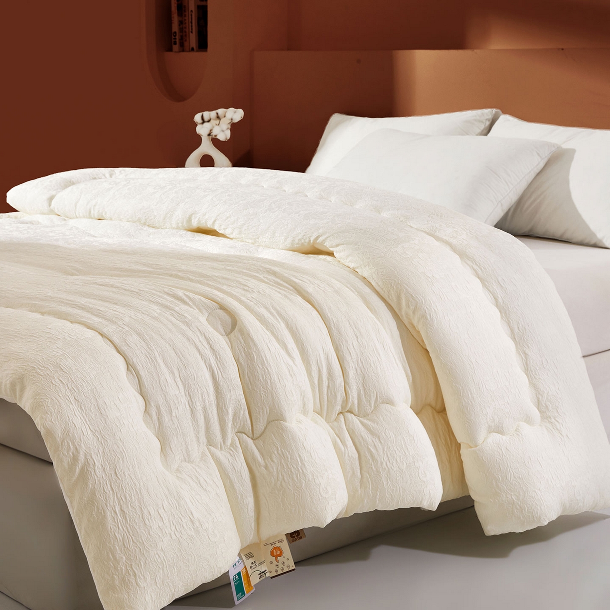 91家纺网 家纺一手货源 找家纺 欢乐季 2025新款贡缎浮雕提花棉花被 被子被芯 奶油白