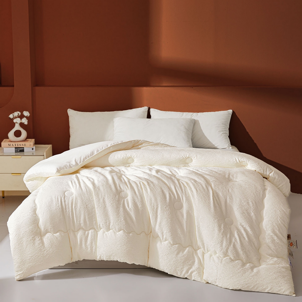 91家纺网 家纺一手货源 找家纺 欢乐季 2025新款贡缎浮雕提花棉花被 被子被芯 奶油白